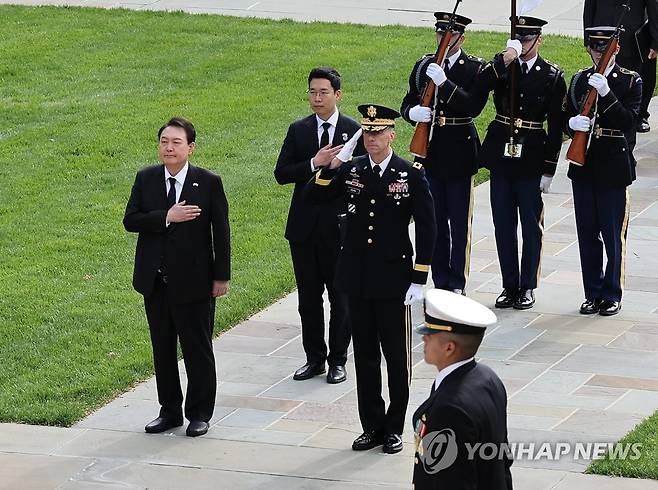 알링턴국립묘지에서 국기에 경례하는 윤석열 대통령 (워싱턴=연합뉴스) 임헌정 기자 = 미국을 국빈 방문한 윤석열 대통령이 25일 오전(현지시간) 워싱턴DC 인근 알링턴 국립묘지를 참배하며 국기에 경례하고 있다. 2023.4.25 kane@yna.co.kr