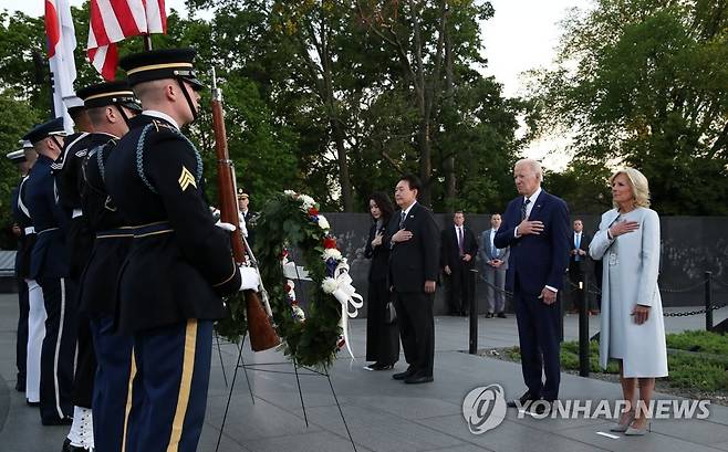 한국전참전용사기념공원 참배하는 한미 정상 내외 (워싱턴=연합뉴스) 진성철 기자 = 미국을 국빈 방문한 윤석열 대통령과 김건희 여사가 조 바이든 미국 대통령 내외와 함께 25일(현지시간) 워싱턴DC 한국전참전용사기념공원을 참배하며 국기에 경례하고 있다. 2023.4.26 zjin@yna.co.kr