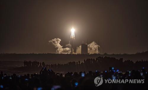 2020년 달로 향하는 중국 무인 달 탐사선 창어 5호   [원창 EPA=연합뉴스 자료사진] 중국의 무인 달 탐사선 창어(嫦娥) 5호를 탑재한 중국 최대의 운반 로켓 창정(長征) 5호가 2020년 11월24일(현지시간) 하이난성 원창 우주 발사장에서 이륙해 달로 향하고 있다. 창어 5호는 달 표면의 암석 등을 채취해 지구로 가져오는 임무를 맡았다.