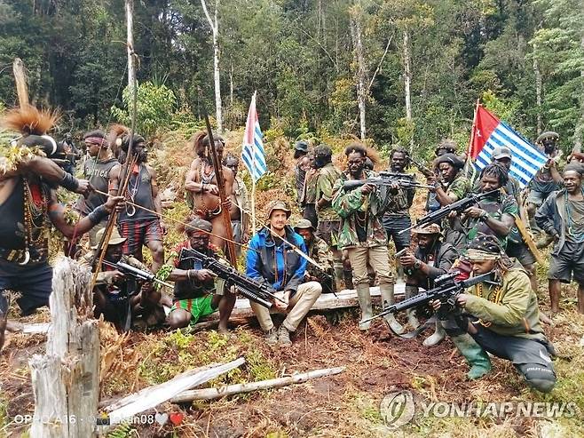 인도네시아 파푸아 반군에 붙잡힌 뉴질랜드 조종사 인도네시아 파푸아 반군에 납치된 뉴질랜드 출신 조종사 필립 메르텐스(가운데 모자 쓴 백인)가 반군들에 둘러싸여 있다. 지난 3월 6일에 공개된 사진.
[로이터 연합뉴스 자료사진. 재판매 및 DB 금지]