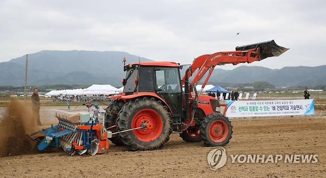 보령서 열린 벼 직파재배 기술연시회 (홍성=연합뉴스) 26일 충남 보령시 청소직파단지에서 벼 직파재배 기술연시회가 열리고 있다. 2023.4.26 [충남도 제공. 재판매 및 DB 금지] soyun@yna.co.kr