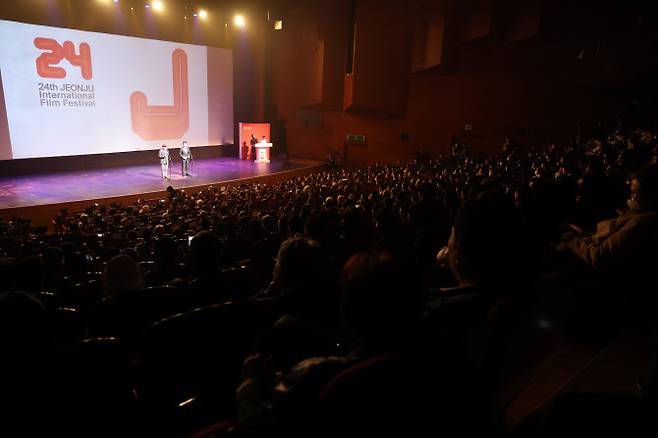 27일 제24회 전주국제영화제(JIFF) 개막식이 열린 전북 전주시 덕진구 한국소리문화의전당 모악당에 관객들이 가득 차 있다.(사진=연합뉴스)