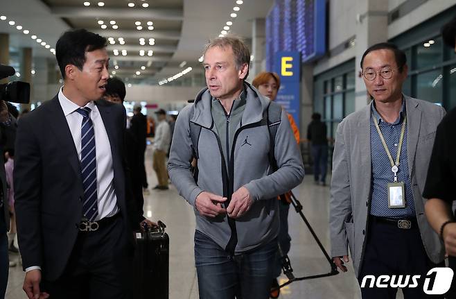 유럽파 점검을 마친 위르겐 클린스만 대한민국 축구 국가대표팀 감독이 26일 오전 인천국제공항을 통해 입국하고 있다. 클린스만 감독은 지난 14일 유럽으로 건너가 대표팀 선수들의 경기를 직접 관전하며, 손흥민(토트넘), 황희찬(울버햄튼), 오현규(셀틱), 김민재(나폴리), 이재성(마인츠), 정우영(프라이부르크), 홍현석(헨트) 등 선수들을 점검했다. 2023.4.26/뉴스1 ⓒ News1 김진환 기자