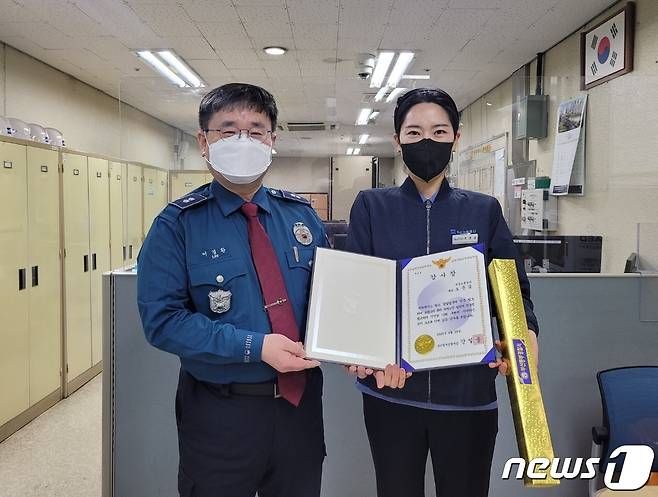 부산도시철도 1호선 범일역에서 근무하는 오문겸 대리(오른쪽)는 치매노인 수색 발견에 결정적 역할을 한 공으로 부산동부경찰서의 감사장을 받았다.(부산교통공사 제공)