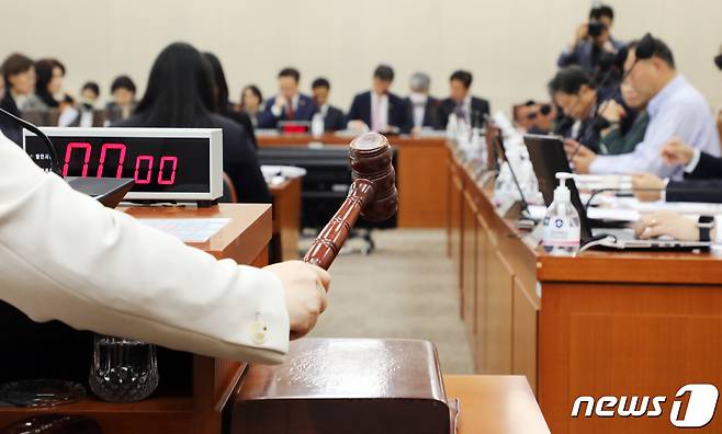 정춘숙 국회 보건복지위원장 27일 오전 서울 여의도 국회에서 열린 보건복지위원회 전체회의에서 의사봉을 두드리고 있다. 2023.4.27/뉴스1 ⓒ News1 황기선 기자