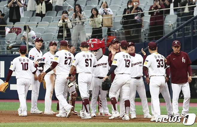 27일 오후 서울 구로구 고척스카이돔에서 열린 2023 신한 SOL KBO리그 KT 위즈와 키움 히어로즈의 경기에서 3대1로 승리한 키움 선수들이 코치진들과 승리를 기뻐하고 있다. 2023.4.27/뉴스1 ⓒ News1 김민지 기자