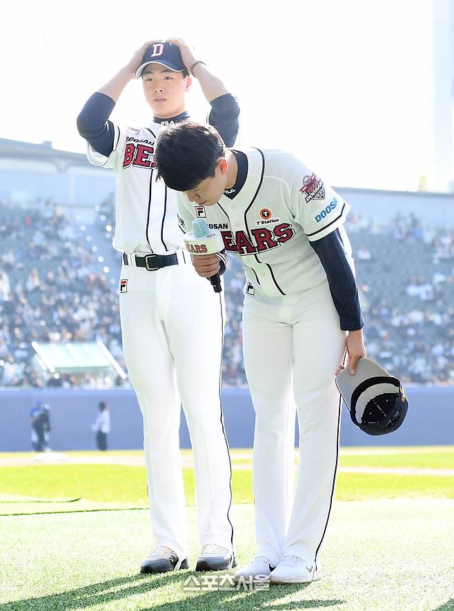 ‘학폭 논란’을 일으켰던 두산 신인 김유성(오른쪽)이 지난해 11월20일 잠실구장에서 진행된 ‘곰들의 대화’ 행사에서 팬들에게 인사를 하고 있다. 왼쪽은 1라운드 지명선수 최준호.  잠실 | 박진업기자 upandup@sportsseoul.com