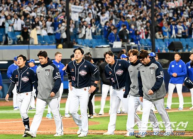 2023 KBO리그 두산 베어스와 삼성 라이온즈의 경기가 26일 대구 삼성라이온즈파크에서 열렸다.  삼성이 1대0으로 승리했다. 패한 두산 선수들이 그라운드를 빠져나가고 있다. 대구=허상욱 기자wook@sportschosun.com/2023.04.26/