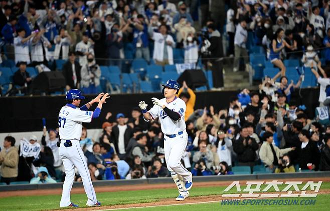 2023 KBO리그 두산 베어스와 삼성 라이온즈의 경기가 27일 대구 삼성라이온즈파크에서 열렸다. 7회말 2사 만루 삼성 오재일이 역전 만루홈런을 치고 기쁨을 나누고 있다. 대구=허상욱 기자wook@sportschosun.com/2023.04.27/