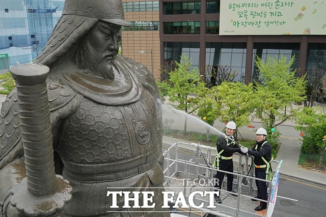 지난 25일 박경귀 아산시장과 오세훈 서울시장이 광화문광장에 위치한 이순신 장군 동상 친수식을 실시했다. / 아산시