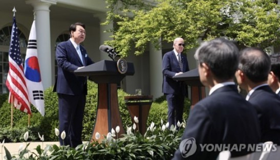 미국을 국빈 방문한 윤석열 대통령과 조 바이든 미국 대통령이 26일(현지시간) 워싱턴DC 백악관 로즈가든에서 공동 기자회견을 하고 있다.[사진출처=연합뉴스]