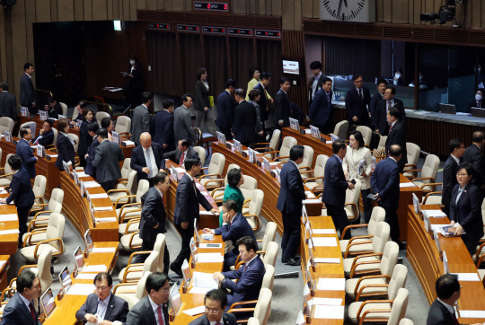 27일 국회 본회의에서 간호법 표결 전 국민의힘 의원들이 퇴장하고 있다. 사진=연합뉴스