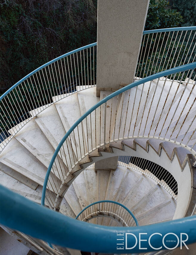 1956년 폴란드 출신 건축가 다비데 파카노브스키(Davide Pacanowski)가 설계한 건물의 장엄한 외부 계단 디테일.
