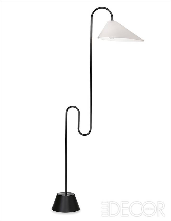 리듬감 있는 곡선과 흑백의 조화가 돋보이는 로아티노(Roattino) 플로어 램프.