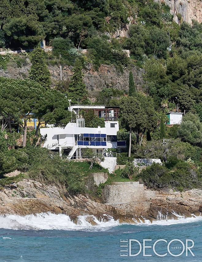 프랑스 남부 해변 리비에라 절벽에 자리 잡은 아일린 그레이의 첫 건축 프로젝트 E-1027의 전경.