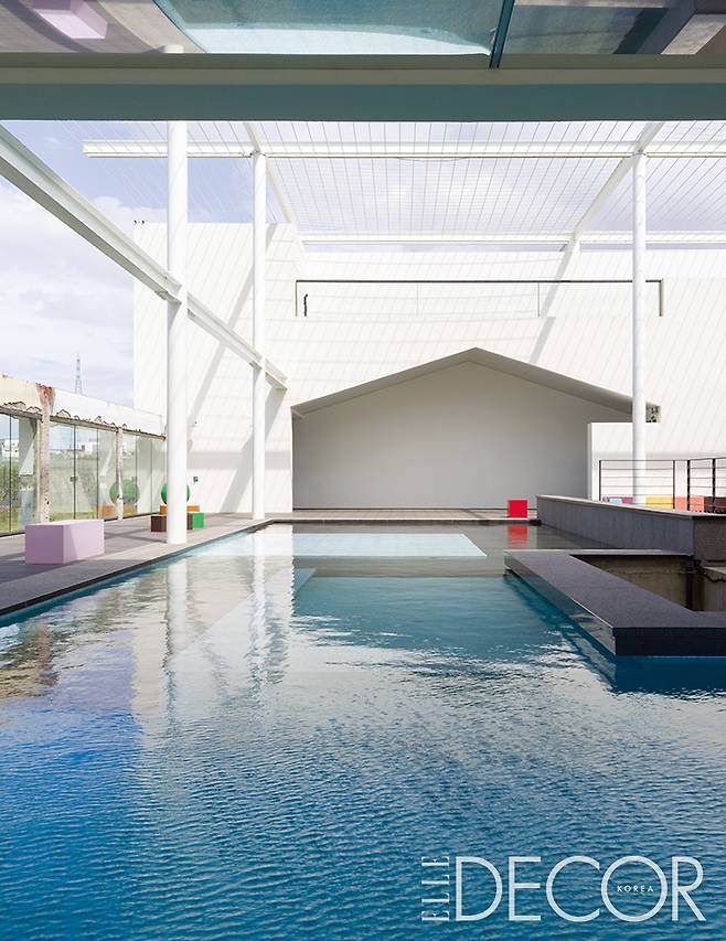 렘 콜하스 OMA 출신의 네델란드 건축 디자인 그룹 MVRDV의 장난감 같은 조각 작품이 벤치와 테이블을 대신하는 야외 수영장.