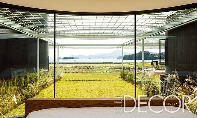 여섯 개의 객실동은 10월 초에 가오픈했다. 원목 등 자연 소재를 이용한 아늑한 객실은 모두 바다가 보이는 파노라마 뷰로 조용한 휴식을 위한 프라이빗 공간이다.