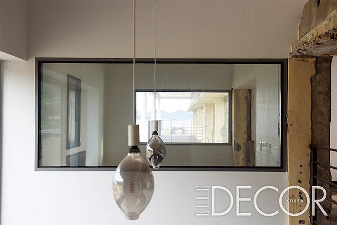 오징어잡이 배의 조명을 연상시키는 조명 장식, 예술로 농사를 짓는 최정화의 야외 조각 작품, 어선의 밧줄과 어망, 잔잔한 물결을 닮은 제이원 스튜디오(j1studio)의 선반과 설치미술 작품. 현재 아트 스페이스에서 최정화의 개인전이 열리고 있다.