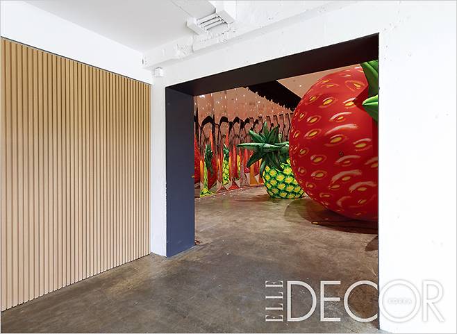 오징어잡이 배의 조명을 연상시키는 조명 장식, 예술로 농사를 짓는 최정화의 야외 조각 작품, 어선의 밧줄과 어망, 잔잔한 물결을 닮은 제이원 스튜디오(j1studio)의 선반과 설치미술 작품. 현재 아트 스페이스에서 최정화의 개인전이 열리고 있다.