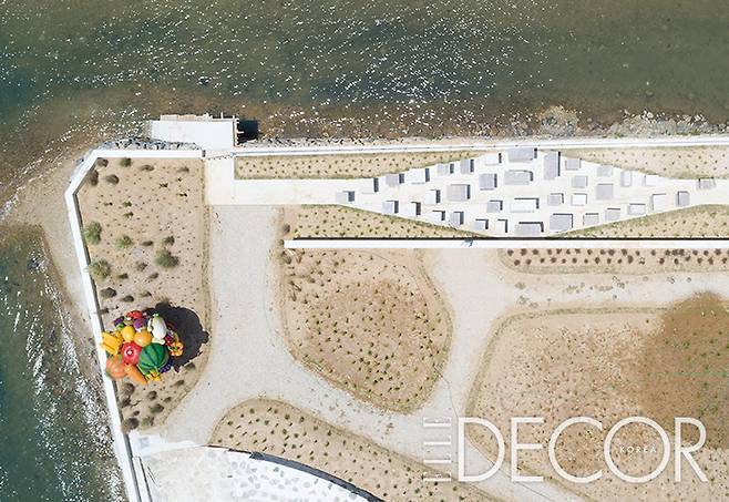 이순신 장군의 한산대첩 승전 현장이기도 한 견내량 바다와 이웃한 드넓은 야외 공원에선 한국을 빛낸 영웅들의 조각상이 미로처럼 펼쳐진다.