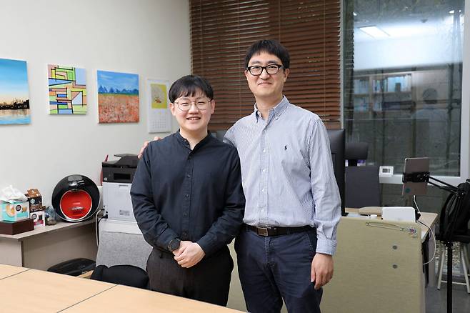 이준영 UST 통합과정 학생(왼쪽)과 진종한 UST정밀측정 전공 진종한 교수