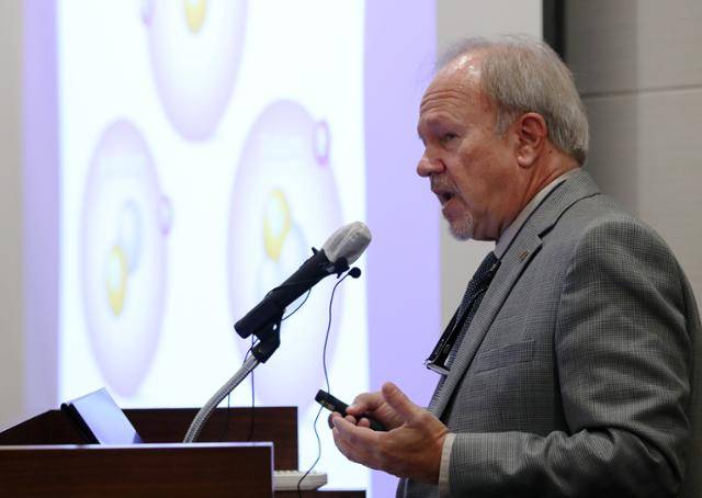 티모시 무쏘 미국 사우스캐롤라이나대학교 생물학 교수가 27일 오전 서울 여의도 전경련회관에서 열린 그린피스 해외 전문가 초청 기자회견에서 삼중수소의 생물학적 영향연구를 발표하며 후쿠시마 오염수 방류의 문제점을 지적하고 있다. 뉴스1