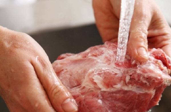 소고기, 돼지고기, 닭고기 등 포장에서 꺼낸 생고기는 물로 세척하지 않는 게 좋다./사진=클립아트코리아