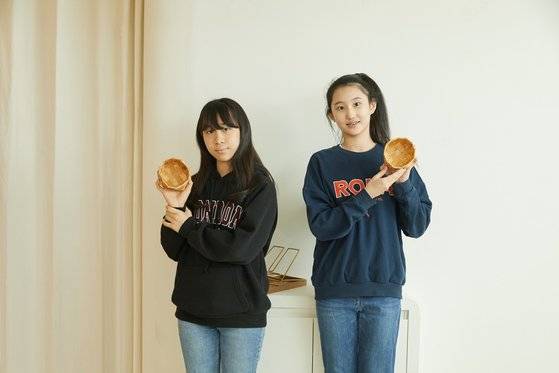 자작나무 껍질을 이용한 북유럽 전통 공예 ‘네베르스로이드’에 대해 알아보고, 작은 라운드 바구니를 만든 박서현(왼쪽)·박민아 학생기자.