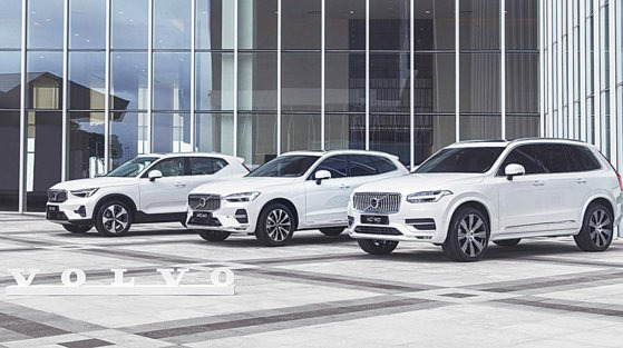 볼보자동차는 스포츠유틸리티차량(SUV) 3종(XC40, XC60, XC90)을 선보이며 국내 판매를 견인하고 있다. 볼보자동차는 3월 한 달에만 총 2156대를 판매하면서 수입차 업계 상위권을 달리고 있다. 왼쪽부터 XC40, XC60, XC90. [사진 볼보자동차]