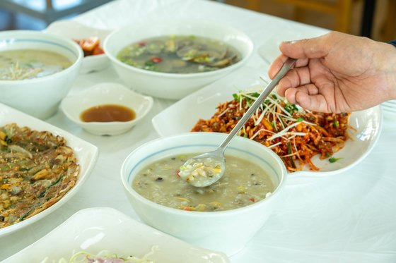 34년 내력 '변산명인바지락죽'에서 맛본 각종 바지락 요리.