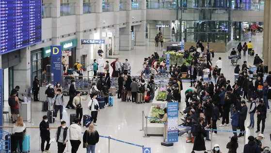 인천국제공항 제1터미널 입국장이 여행객과 환영 인파로 북적이고 있다. 뉴스1