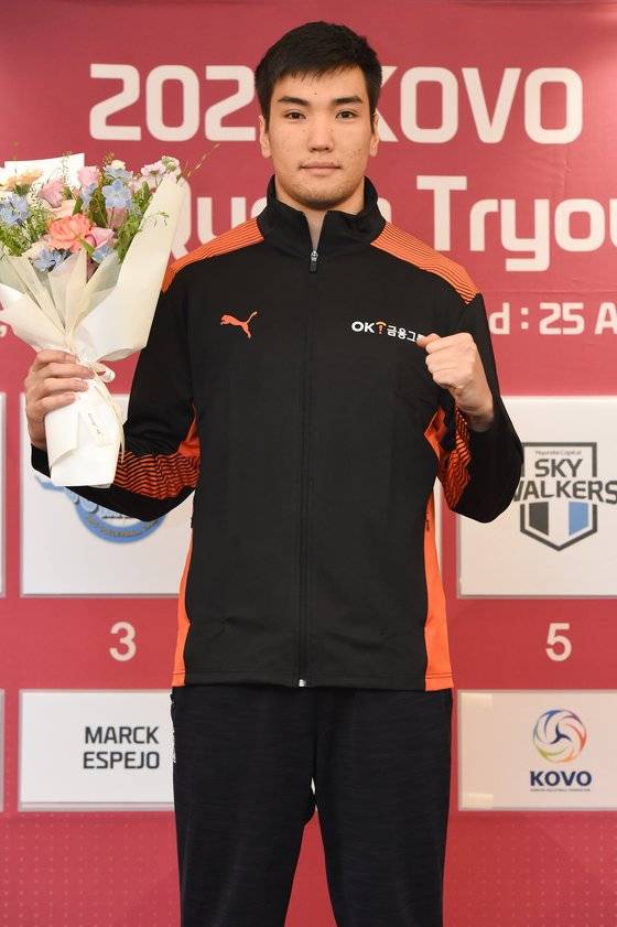 27일 열린 아시아쿼터 드래프트에서 OK금융그룹에 지명된 바야르사이한. 사진 한국배구연맹