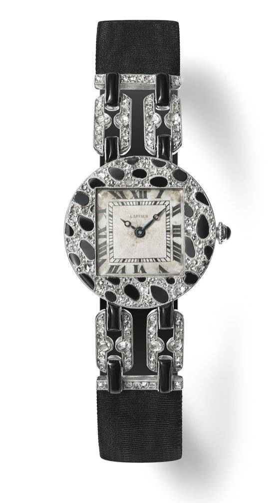 1914년 까르띠에가 팬더 모티프를 사용해 처음으로 선보인 주얼리 손목시계. 표범의 얼룩무늬에서 영감을 얻어 오닉스와 다이아몬드로 장식했다. 강렬한 대조를 통해 '팬더'의 이미지를 극대화했다. N. Welsh, Collection Cartier ⓒCartier [사진 까르띠에]