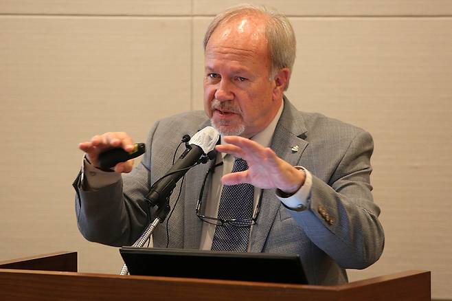 티머시 무쏘 미 사우스캐롤라이나대 생물학과 교수가 27일 서울 여의도 전경련 콘퍼런스센터에서 열린 ‘삼중수소의 생물학적 영향과 후쿠시마 오염수 방류의 문제점’ 기자회견에서 삼중수소의 위험성에 관해 설명하고 있다. 그린피스 제공