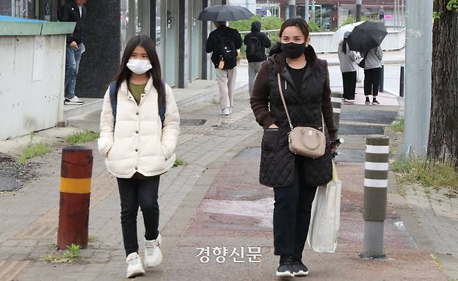 충북 청주에 거주하는 코피노 김미안나아델(왼쪽)이 지난 25일 어머니 아델 안젤라와 함께 하교하고 있다. 한수빈 기자