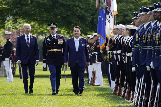 Korean President Yoon Suk Yeol and U.S. President Joe Biden review troops in an arrival ceremony at the South Lawn of the White House in Washington on Wednesday. [AP/YONHAP]