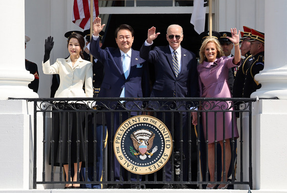 From left, first lady Kim Keon-hee, President Yoon Suk Yeol, U.S. President Joe Biden and first lady Jill Biden wave from a balcony at the White House in Washington on Wednesday as they kick off their bilateral summit. [JOINT PRESS CORPS]