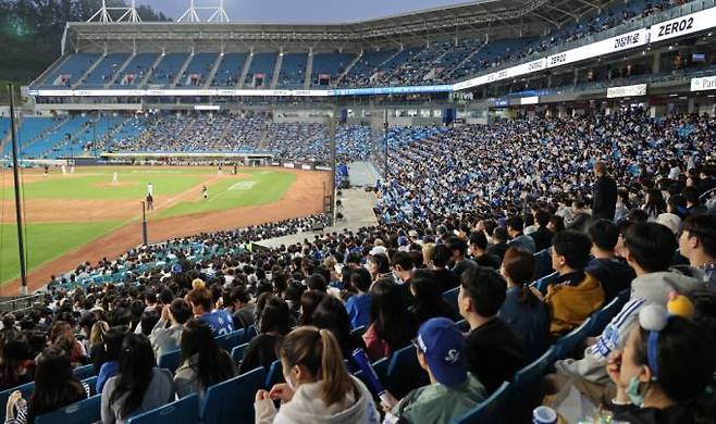 지난 26일 대구라이온즈파크를 찾은 관중들.  연합뉴스