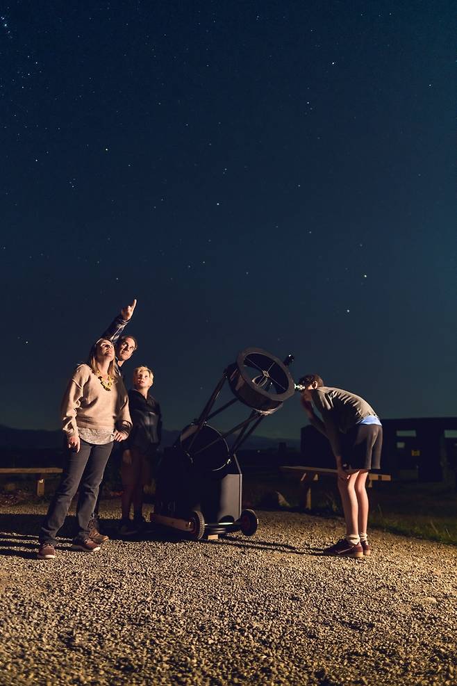 와이라라파 지역에서 진행하는 밤하늘 관측 투어(Star Safari Night Sky Tour) / 사진 = 뉴질랜드 관광청 ⓒJet Productions high res