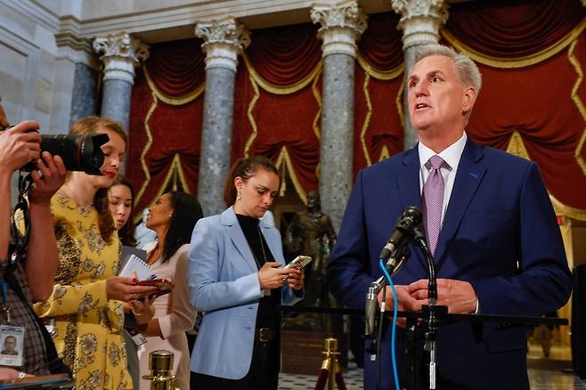 26일(현지시간) 미국 공화당 소속 케빈 매카시 하원의장이 워싱턴 DC 국회의사당에서 기자회견을 하고 있다. [AFP연합뉴스]