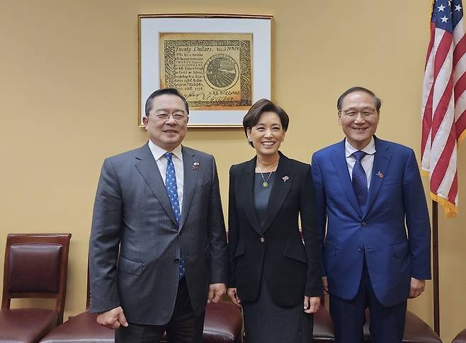 지난 26일(현지시각) 미국 워싱턴 D.C에서 구자열 한국무역협회장이 영 김 캘리포니아주 하원의원과 만나 기념촬영을 하고 있다. 왼쪽부터 구 회장, 영 김 의원, 최명배 엑시콘 회장. <무협>