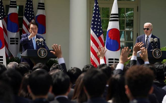 조 바이든 미국 대통령이 지난 26일(현지시각) 미국과 동맹국에 대한 북한의 핵 공격은 정권 종말로 이어질 것이라고 경고했다. 사진은 윤 대통령(왼쪽)과 바이든 대통령이 이날 기자회견을 진행하는 모습. /사진=로이터