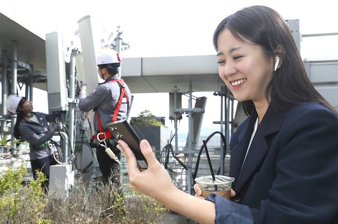 [서울=뉴시스] KT가 국내 최초로 5G 기반 음성통화 VoNR(Voice over New Radio) 시범 서비스를 임직원 700여 명을 대상으로 진행했다. (사진=KT 제공) *재판매 및 DB 금지