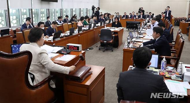 [서울=뉴시스] 추상철 기자 = 정춘숙 보건복지위원장이 27일 오전 서울 여의도 국회에서 열린 보건복지위원회 전체회의에서 의사봉을 두드리고 있다. 2023.04.27. scchoo@newsis.com