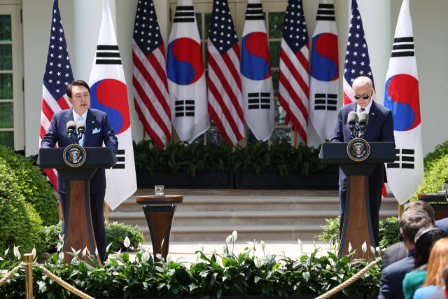 미국을 국빈 방문한 윤석열 대통령과 조 바이든 미국 대통령이 26일(현지시간) 워싱턴DC 백악관 로즈가든에서 공동 기자회견을 하고 있다. /연합뉴스