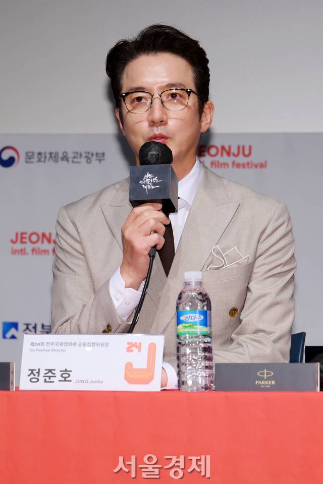 정준호 집행위원장이 27일 오후 전주 완산구 전주디지털독립영화관에서 진행된 제24회 전주국제영화제(JIFF) 개막작 ‘토리와 로키타’(감독 장 피에르 다르덴, 뤽 다르덴) 기자회견에서 소감을 말하고 있다. /김규빈 기자