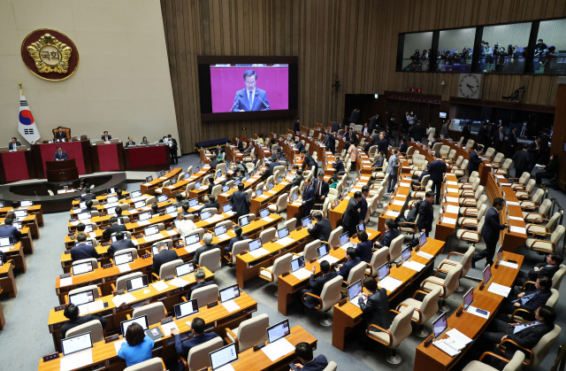 27일 국회 본회의에서 국민의힘 의원들이 특검법 투표 전 퇴장하고 있다. 연합뉴스