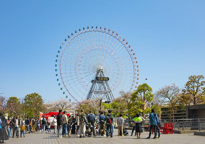 &nbsp;미나토미라이역 5a 출구로 나오면 코스모 월드의 대관람차가 여행자를 반긴다