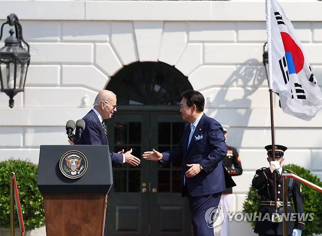 악수하는 한미 정상 (워싱턴=연합뉴스) 임헌정 기자 = 조 바이든 미국 대통령이 26일(현지시간) 워싱턴DC 백악관에서 열린 한미 정상회담에 앞서 열린 공식 환영식에서 환영사를 마친 뒤 윤석열 대통령과 악수하고 있다. 2023.4.26 kane@yna.co.kr