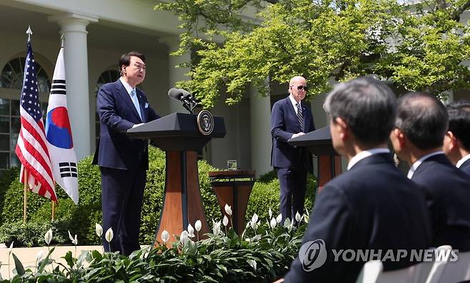 한미 정상 공동기자회견 (워싱턴=연합뉴스) 임헌정 기자 = 미국을 국빈 방문한 윤석열 대통령과 조 바이든 미국 대통령이 26일(현지시간) 워싱턴DC 백악관 로즈가든에서 공동 기자회견을 하고 있다. 2023.4.27 kane@yna.co.kr